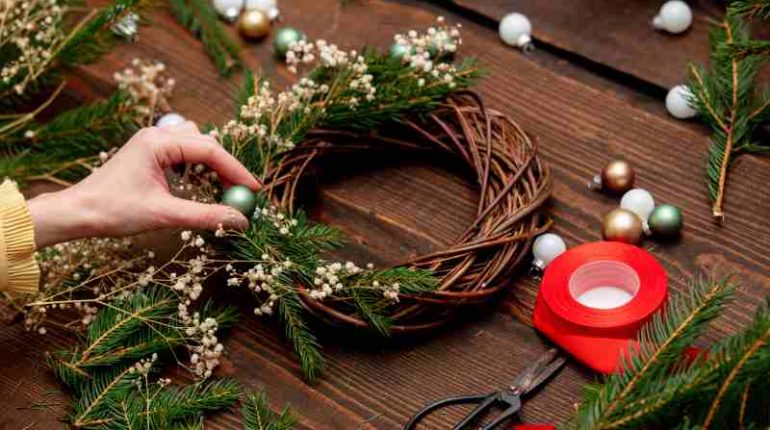 Pomysły na ozdobienie domu świątecznymi dekoracjami Jak ozdobić dom na święta - różne sposoby Kreatywne pomysły na świąteczną dekorację domu