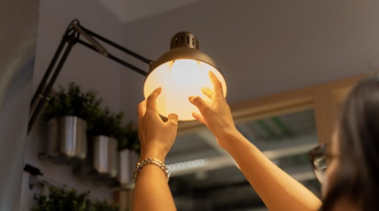Jaką lampę wybrać, aby zastąpić naturalne światło słoneczne w domu?