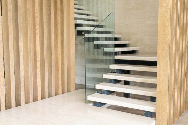 Jak dobrać idealne schody azurowe do wnętrza domu - pomysły na aranżację