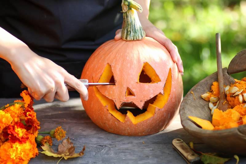 Jak ozdobić dynię na Halloween w domu i ogrodzie?